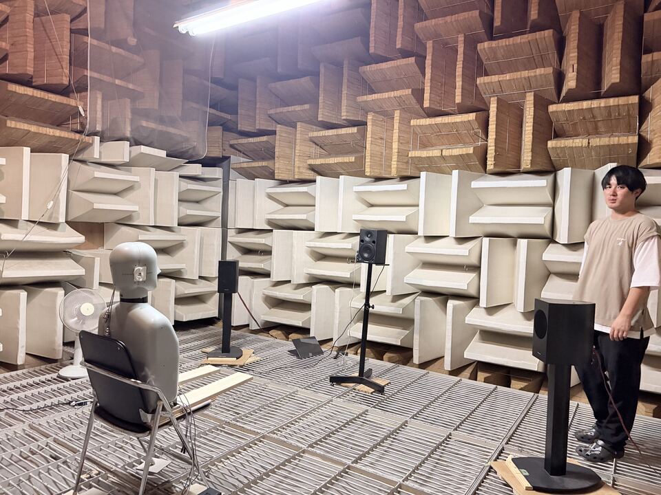 無響室での実験の様子